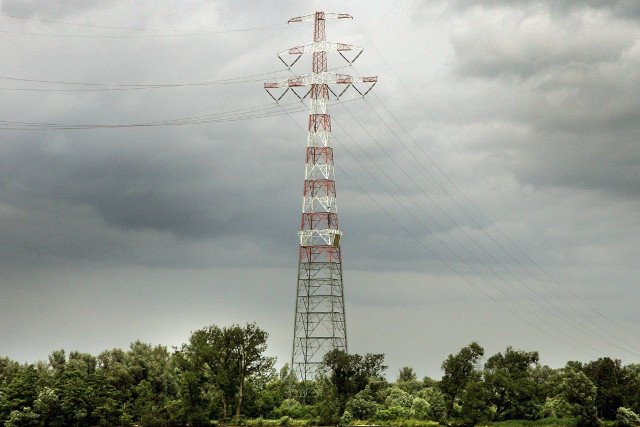 W związku z utrzymującymi się upałami spółka Polskie Sieci Elektroenergetyczne wprowadza tymczasowe ograniczenia w dostawach prądu