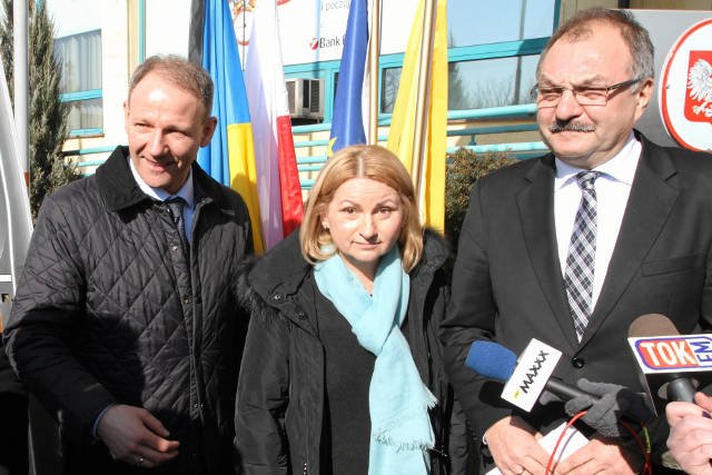 Jacek Protasiewicz, Barbara Zdrojewska (przewodnicząca sejmiku dolnośląskiego) oraz marszałek Cezary Przybylski prezentują dary dla Ukraińców