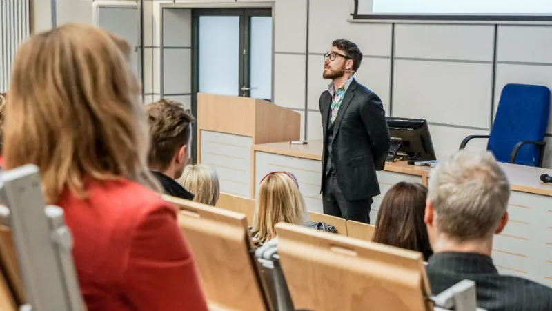 Dr Mateusz Grzesiak podczas wykładu
