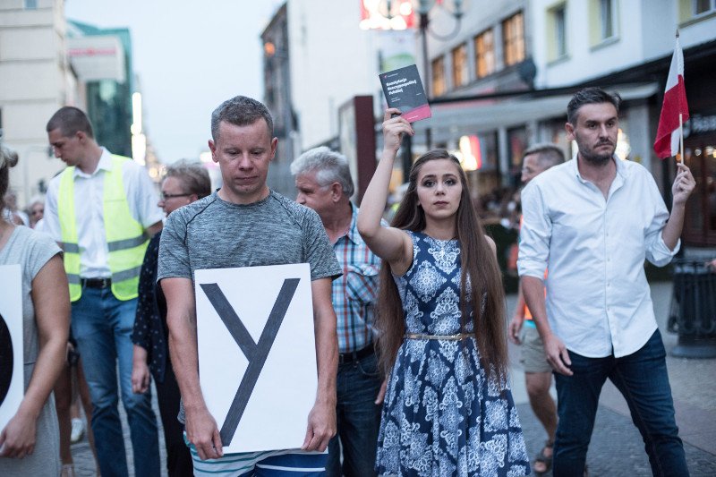 Licealistka Barbara Balicka: "Skoro nawet licealiści są w stanie wymienić panu Prezydentowi, w którym punkcie łamie Konstytucję, to chyba coś jest nie tak".