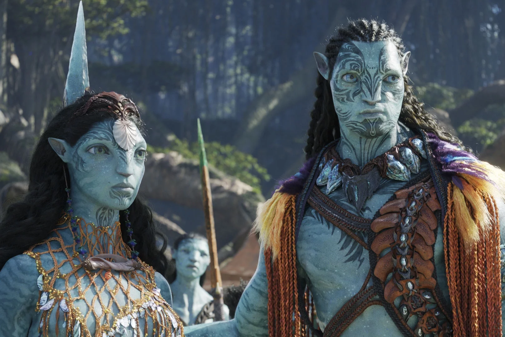 Kate Winslet jako Ronal i Cliff Curtis jako Tonowari (przywódcy klanu Metkayina) w filmie "Avatar: Istota wody".