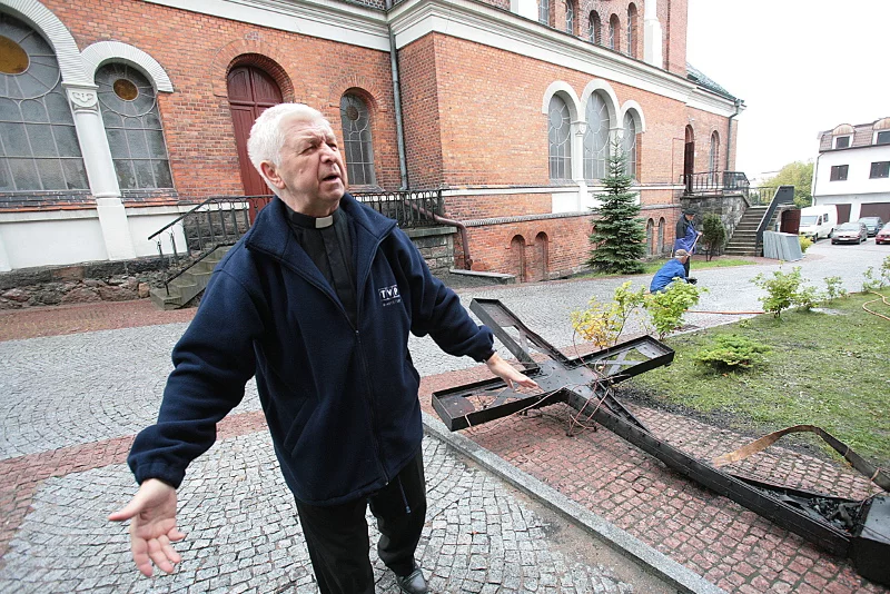 Ks. Jan Wierzbicki, proboszcz parafii św. Wojciecha w Białymstoku. Na zdjęciu - tuż po pożarze wieży kościoła.
