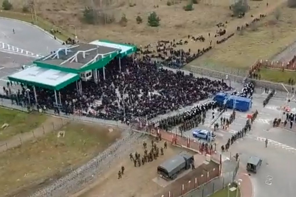 Przy przejściu granicznym w Kuźnicy, od strony białoruskiej zebrała się duża grupa migrantów.