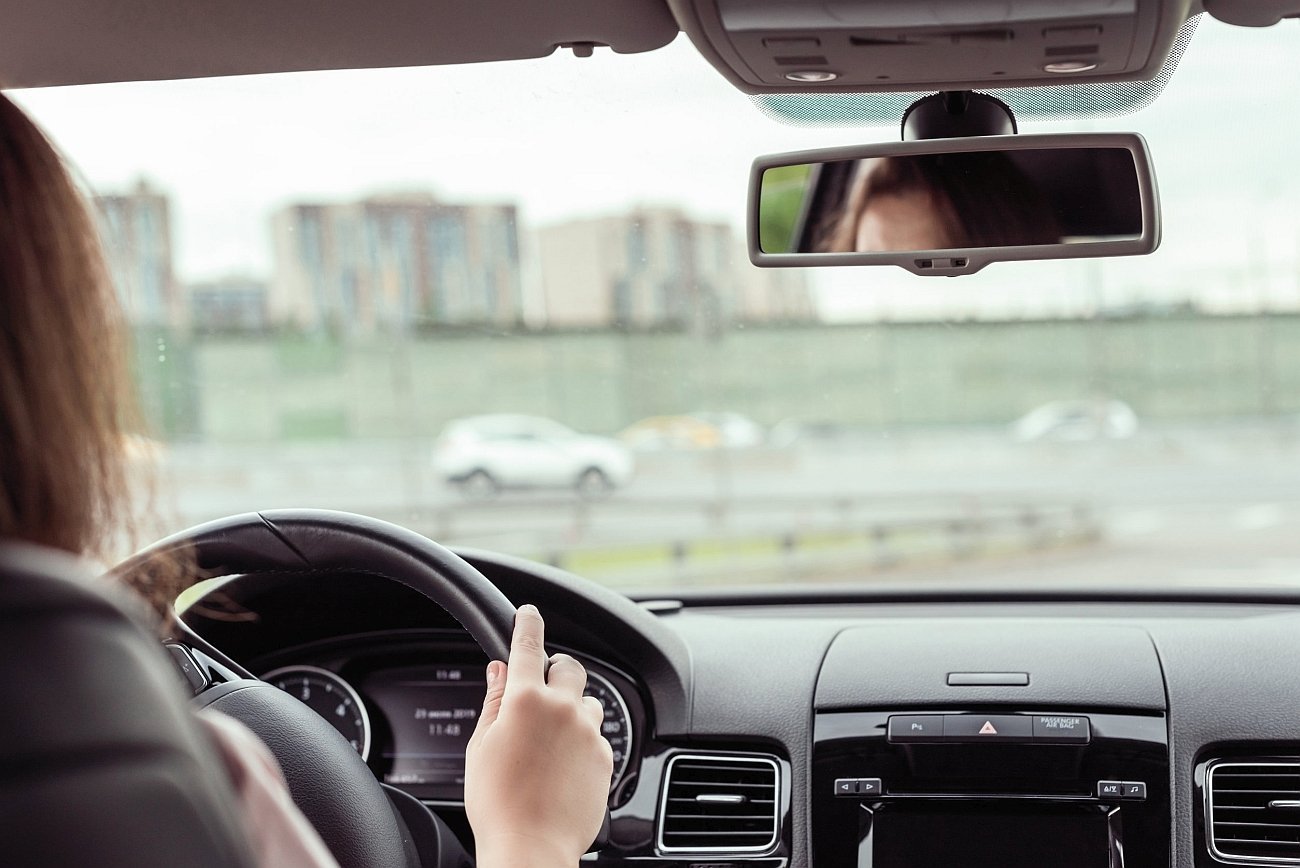Nowe przepisy dla zmotoryzowanych. Od kiedy koniec z nalepkami kontrolnymi i kartami pojazdów?