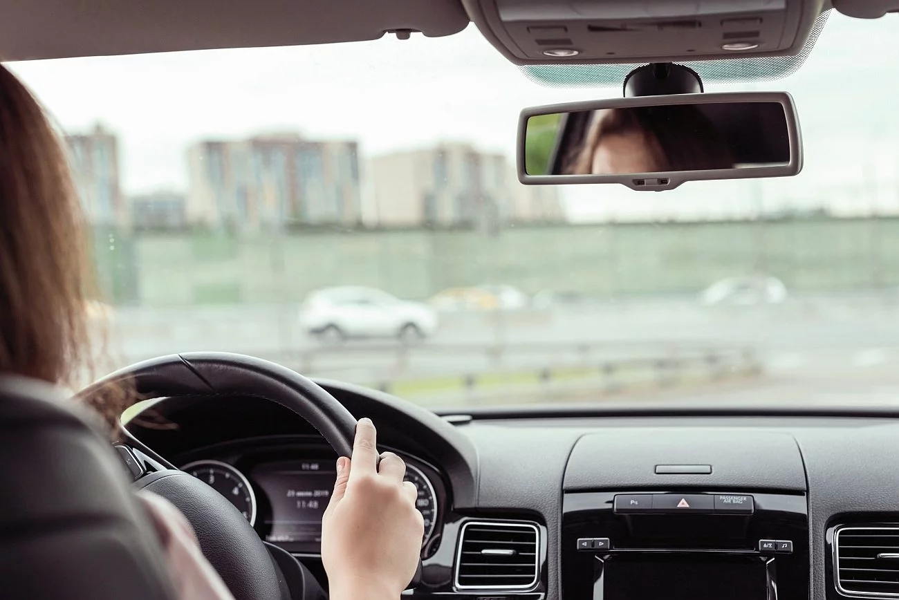 Nowe przepisy dla zmotoryzowanych. Od kiedy koniec z nalepkami kontrolnymi i kartami pojazdów?