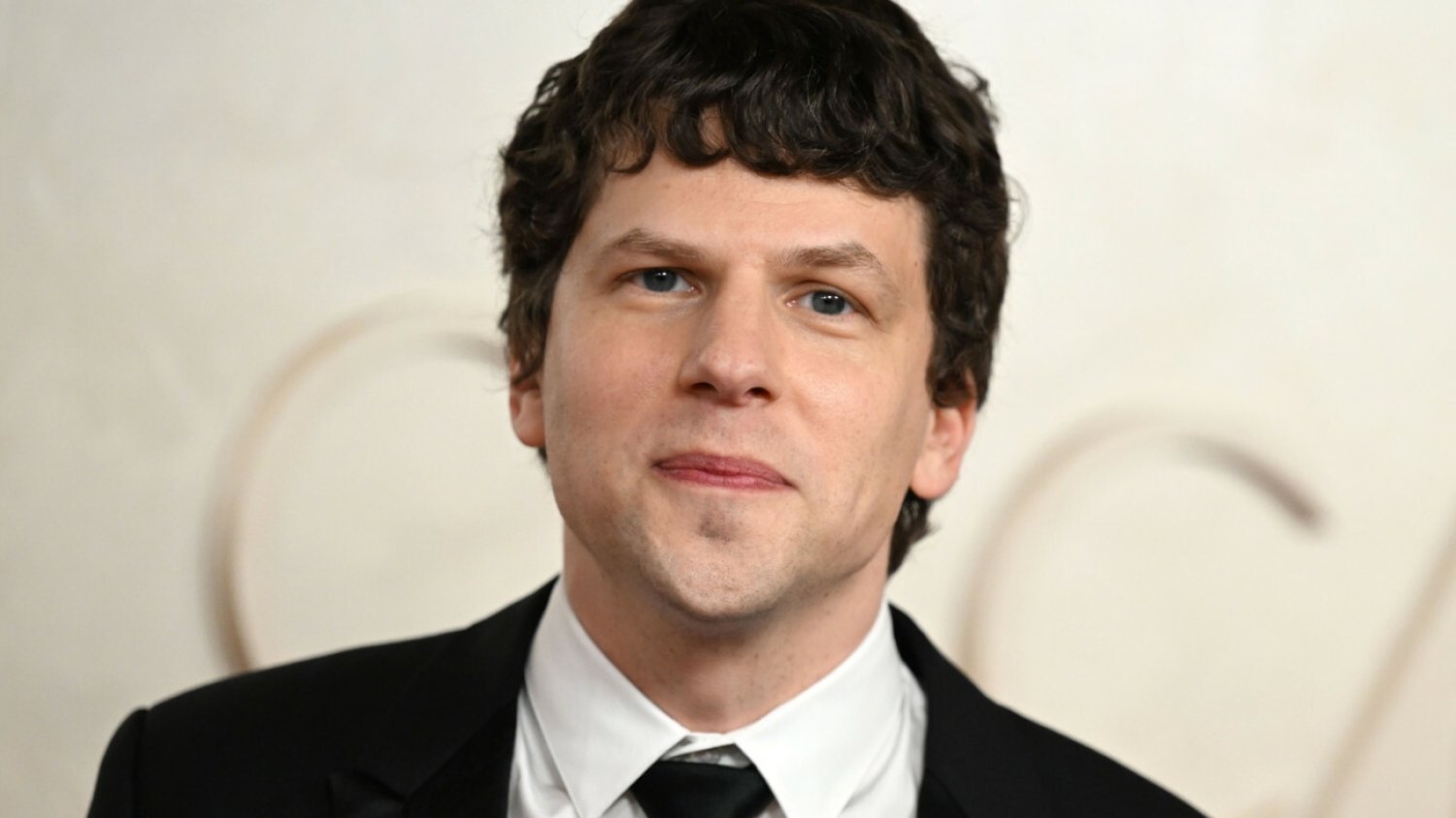 Jesse Eisenberg ma już polskie obywatelstwo! Do rąk wręczył mu je Andrzej Duda Jesse Eisenberg dostał polskie obywatelstwo. Nadał mu je Andrzej Duda
