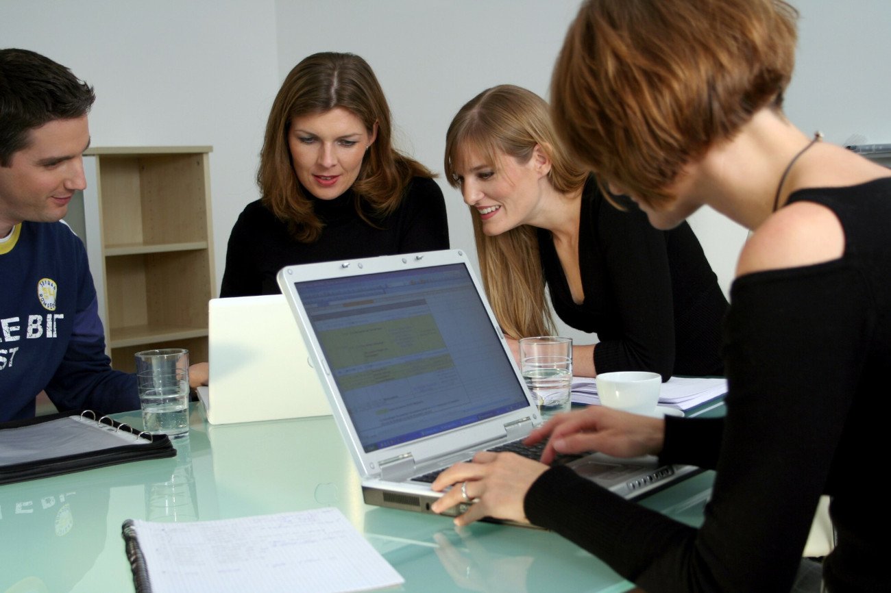 Osoby neuroróżnorodne mogą pracować w zespole, a nawet być liderami.