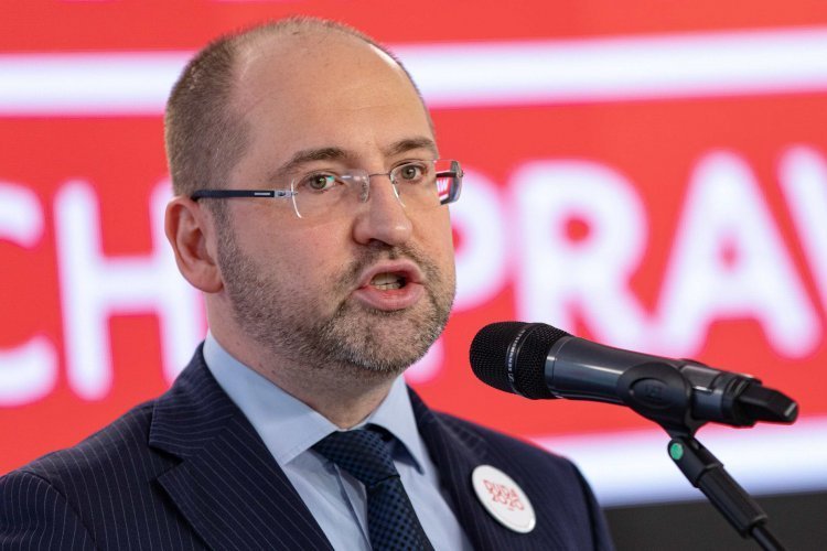 "Sieci" opisały związki Roberta Anackiego ze słowacką firmą SkyToll. Sprawą zbulwersowany jest Adam Bielan.