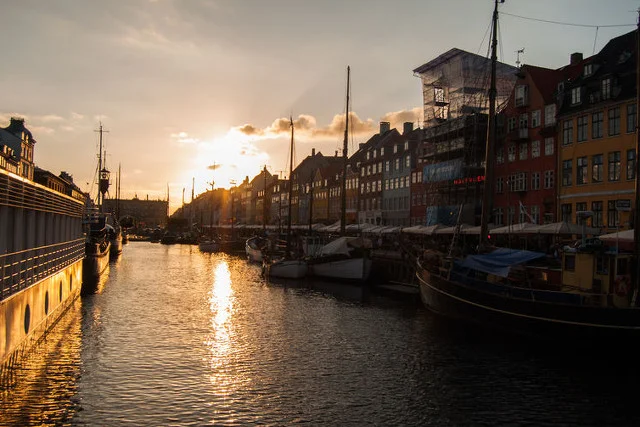 Dlaczego Duńczycy są szczęśliwi?
na zdjęciu: Nyhavn o zachodzie słońca, Kopenhaga