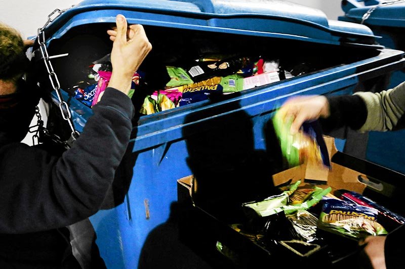 W Polsce łatwo można znaleźć śmietniki wypełnione zupełnie dobrym jedzeniem. Zamiast na wysypisko, może trafiać do potrzebujących.