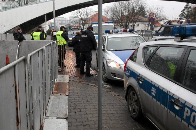 Policja pod Sejmem, ściągnięto posiłki.