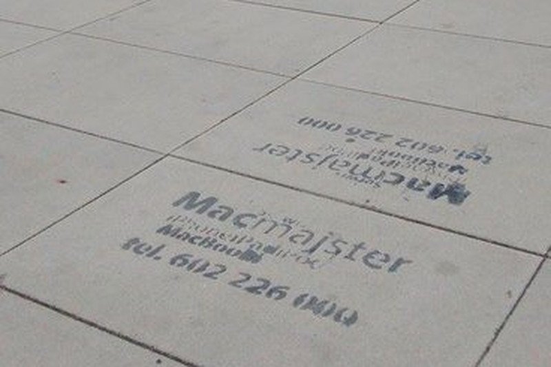 Graffiti na bulwarowym chodniku pojawia się co kilka metrów.