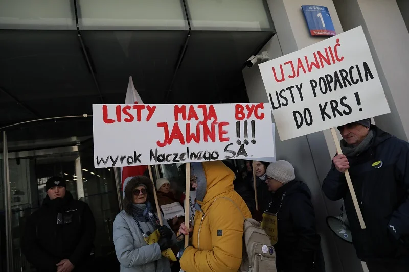 Portal wPolityce.pl opublikował nazwiska osób podpisanych pod listami do KRS, jednak bez kluczowych informacji.