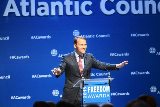 Radosław Sikorski nie narzeka na brak zajęć - teraz będzie doradzać Ukraińcom.