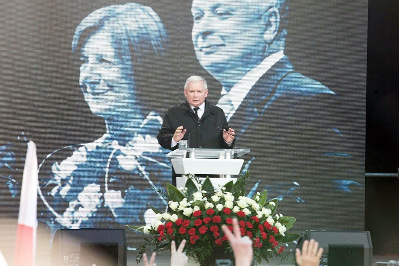 Były premier, prezes PiS Jarosław Kaczyński w piątą rocznicę katastrofy smoleńskiej przemawiał pod Pałacem Prezydenckim w Warszawie.