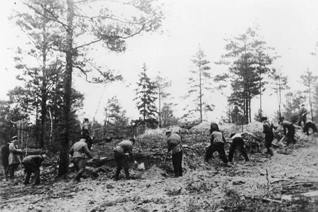 Miejsce pogrzebania ofiar zbrodni katyńskiej. Marzec 1943 roku. Zdjęcie wykonane przez Niemców .