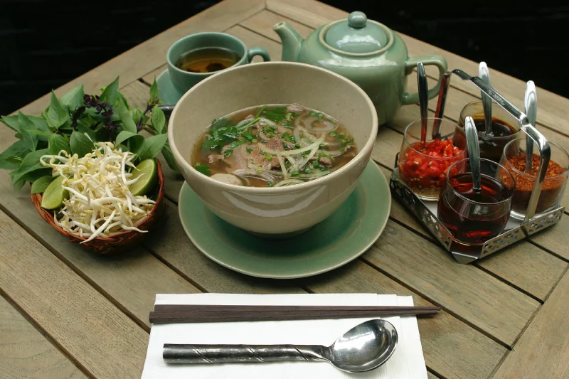 Jak zrobić zupę PHO? Przepis na wietnamski rosół, czyli idealna zupa PHO BO