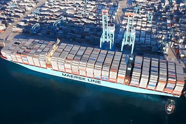 Statek Mary Maersk zabrał na pokład  kontenery o łącznej pojemności 17 603 TEU