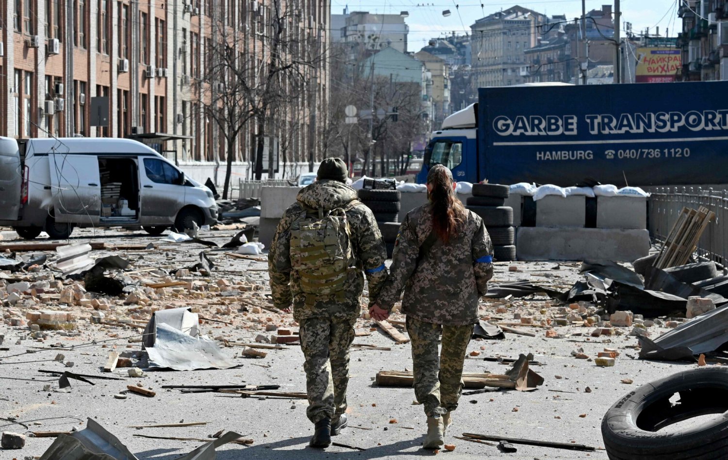 Ukraińcy z pełną determinacją bronią swojej suwerenności i odpierają ataki najeźdźcy. Według prof. Clarke'a "upokarzają Rosjan na oczach świata".
