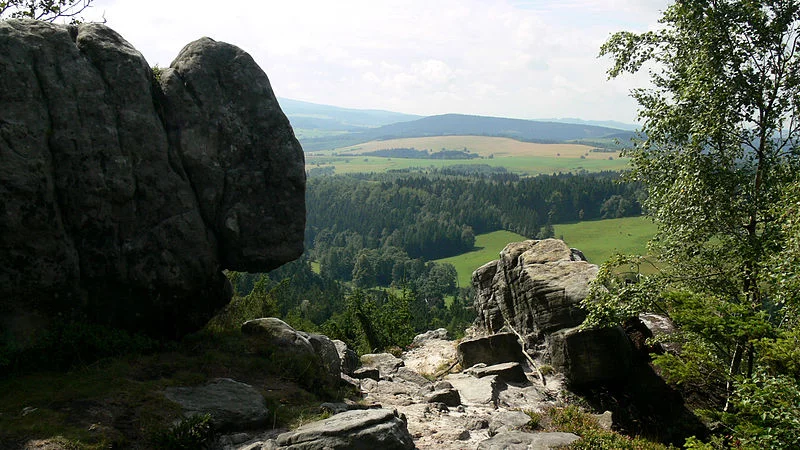W Górach Stołowych nie brakuje "niespodziewanych" tarasów widokowych