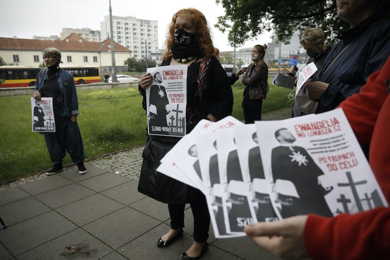 Minister Łukasz Szumowski jest antybohaterem plakatów Szumo–Winny. Opozycja uliczna zarzuca jego ministerstwu przekręty finansowe i narażanie życia ludzi podczas epidemii koronawirusa w Polsce.