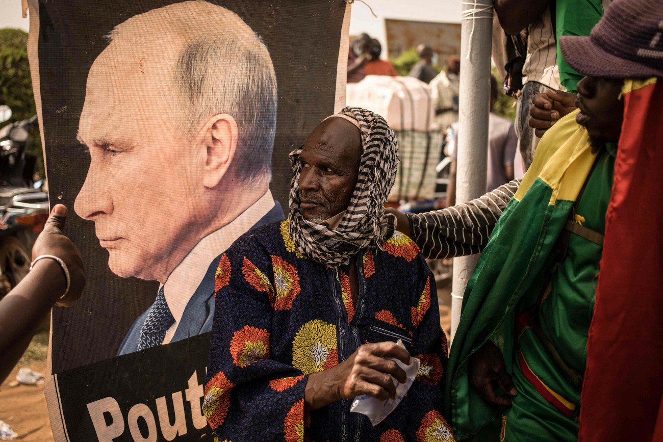Rosja Putina coraz mocniej zaznacza swoje wpływy w Afryce. Na zdjęciu: demonstracja po ogłoszeniu decyzji Francji o wycofaniu francuskich wojsk z Mali.