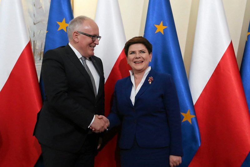 Było miło, ale chyba na kurtuazyjnych uśmiechach się zakończy. Frans Timmermans zapowiedział dalsze kroki w sprawie Trybunału Konstytucyjnego.