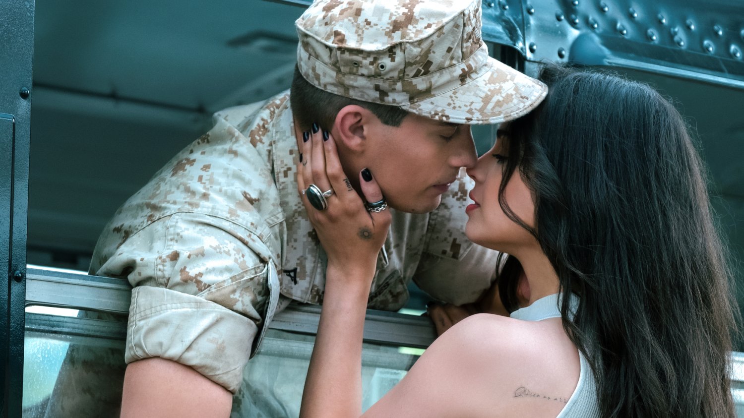 "Purpurowe serca" Netflix Sofia Carson i Nicholas Galitzine w filmie "Purpurowe serca"