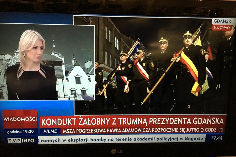 Transmisję z przejścia konduktu żałobnego pokazała telewizja publiczna