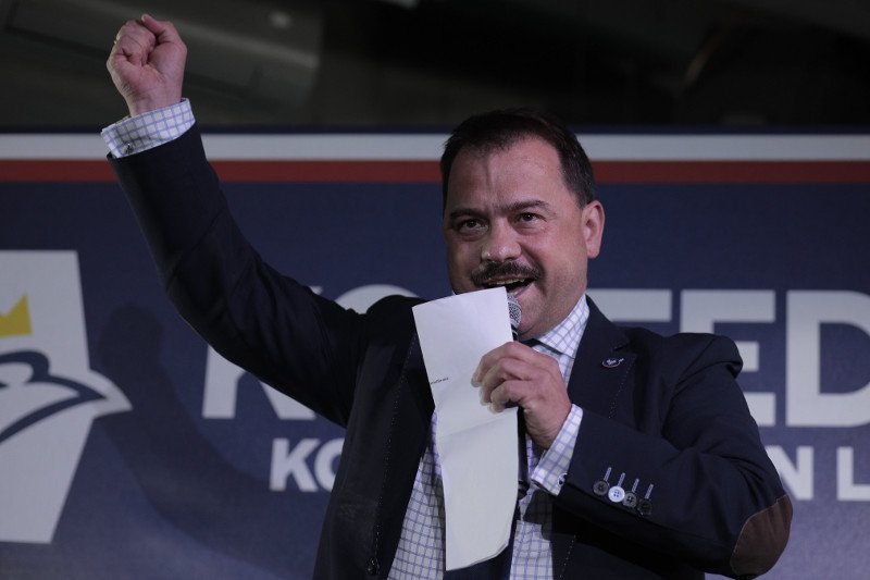 Były poseł Artur Zawisza potrącił rowerzystkę. Nie miał prawa jazdy.