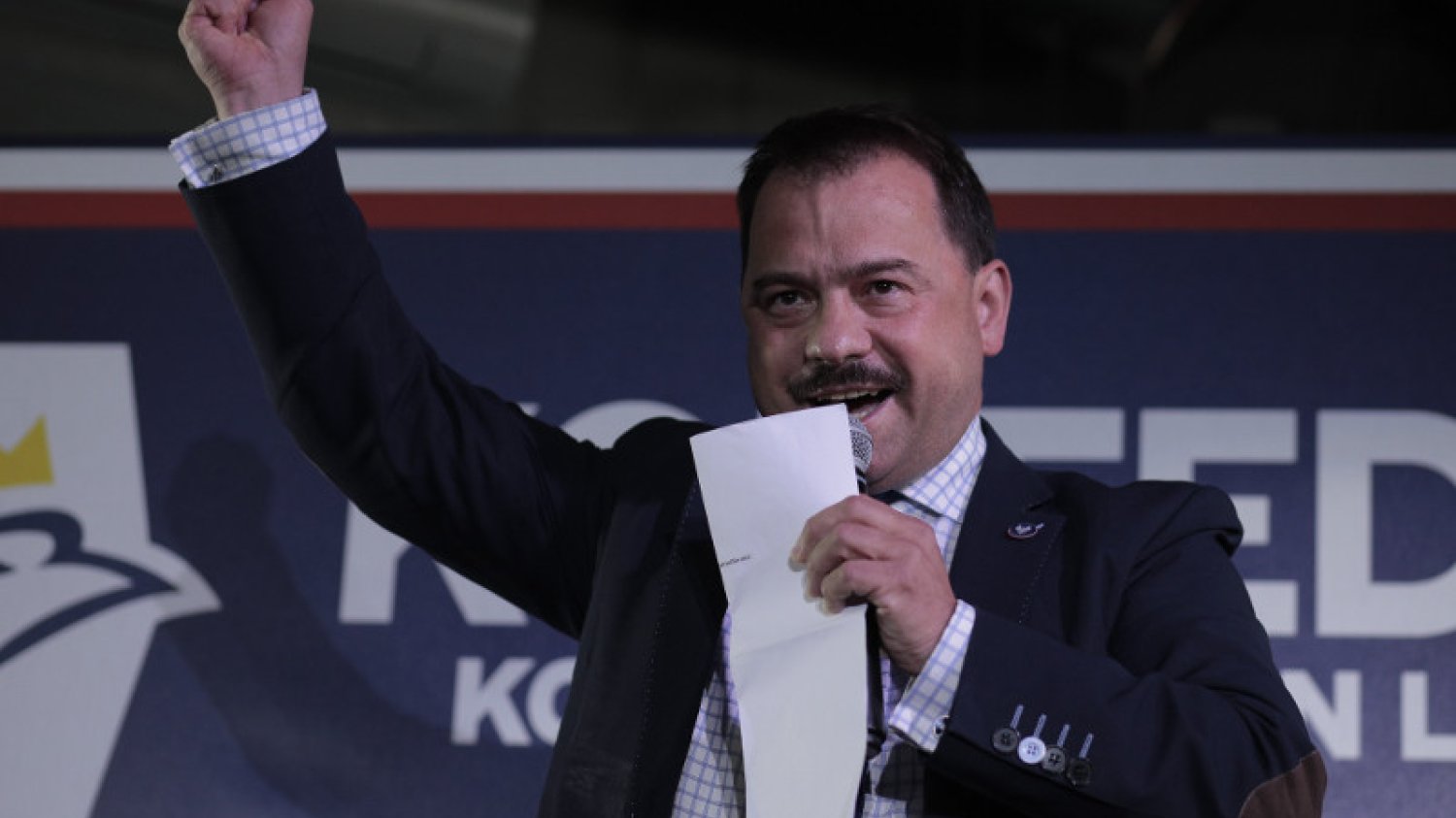 Były poseł Artur Zawisza potrącił rowerzystkę. Nie miał prawa jazdy.