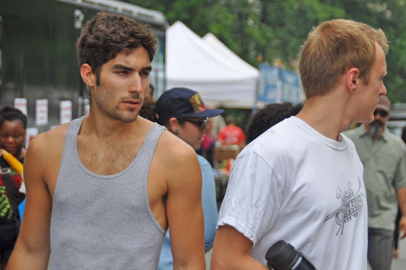 Czy przystojny, zadbany facet może w towarzystwie postrzegany jako męski?