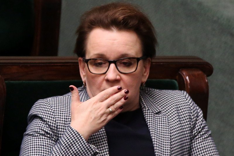 Reformy minister Zalewskiej sprawiły, że szkoła pod Olsztynem stała się przeładowana. Skutek jest taki, że pokój nauczycielski trzeba było przenieść... przed szkołę, do kontenera.