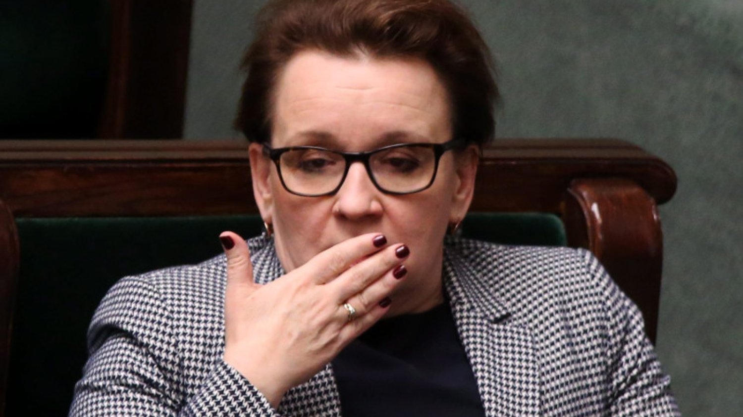 Reformy minister Zalewskiej sprawiły, że szkoła pod Olsztynem stała się przeładowana. Skutek jest taki, że pokój nauczycielski trzeba było przenieść... przed szkołę, do kontenera.