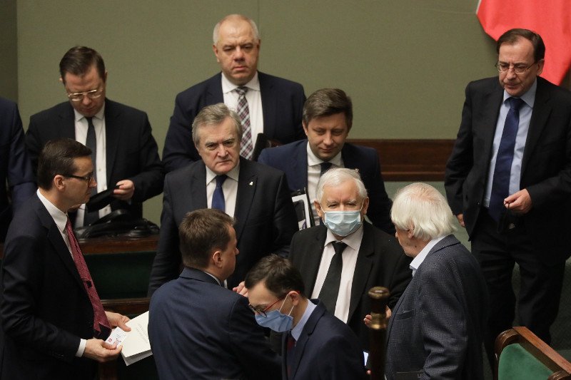 PiS chce zmienić przepis w ustawie covidowej. Prawnicy komentują, że może oznaczać to bezkarność w imię walki z koronawirusem.
