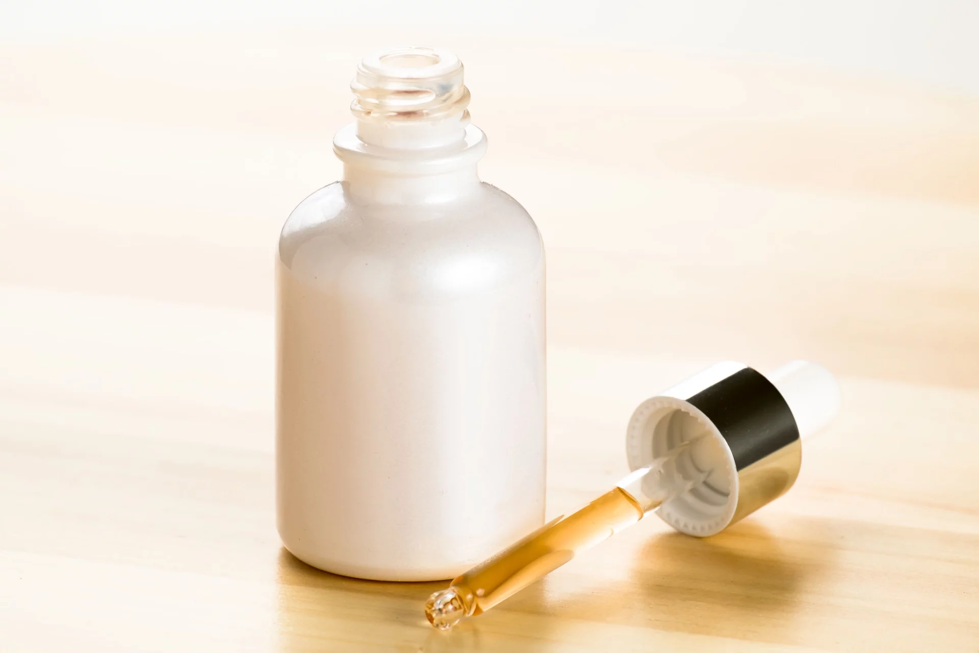 Każde serum w formie żelu lub olejku lepiej się wchłonie dzięki zabiegowi sonoforezy.