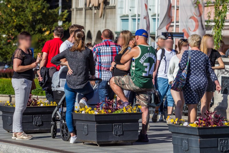 Specjaliści uważają, że w Polsce zbyt szybko zniesiono obostrzenia.