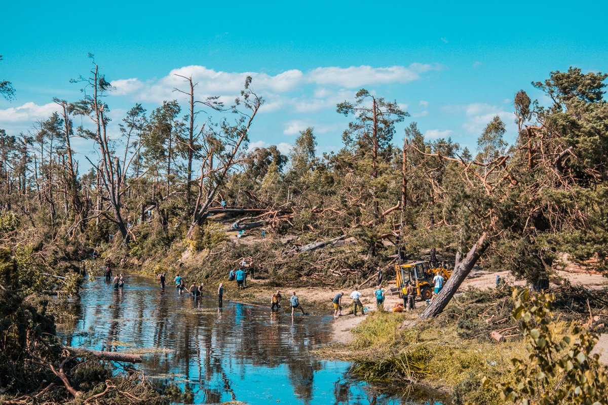 Tak wygląda krajobraz po kataklizmie w Rytlu. Od pierwszych chwil do pracy przy usuwaniu skutków nawałnic i walki o to, by nie doszło do powodzi na Brdzie, ruszyli okoliczni mieszkańcy. Wojsko przybyło na pomoc dopiero po kilku dniach.