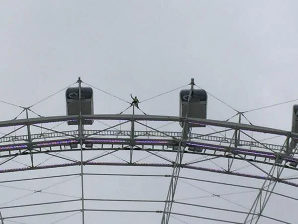 Nik Wallenda podczas spaceru po obręczy Orlando Eye.
