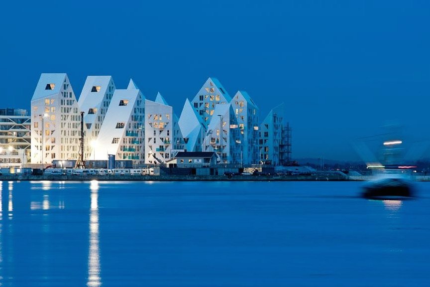 Nowoczesne osiedle Iceberg w Aarhus zaprojektowane przez JDS Architects inspirowane kształtem pływających gór lodowcowych