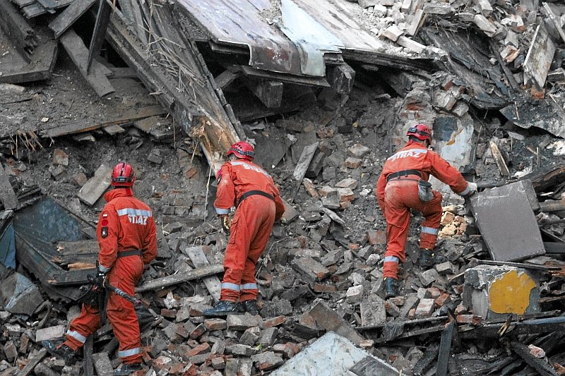 Premier Mateusz Morawiecki zapowiedział, że polscy ratownicy polecą do Bejrutu w Libanie.