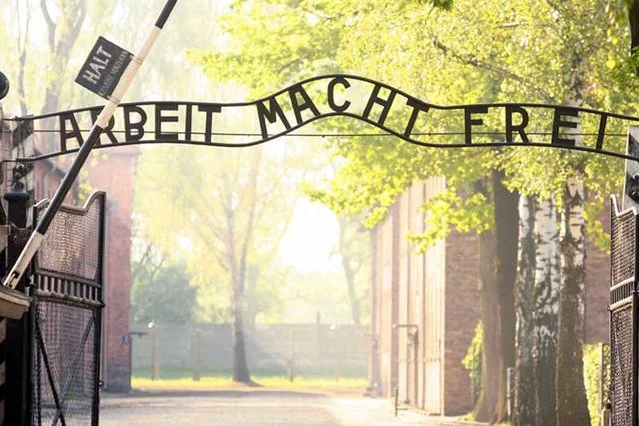 "Arbeit Macht Frei" - napis nad bramą wejściową do obozu koncentracyjnego Auschwitz-Birkenau.