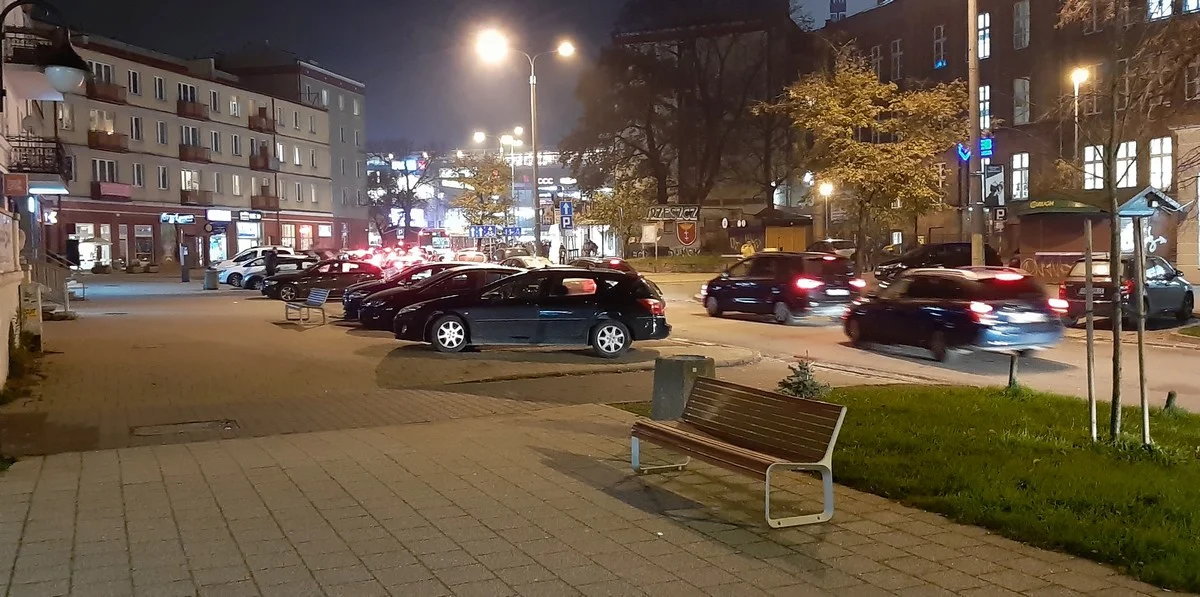 Przy ulicy Dmowskiego starszy pan przez prawie dziesięć godzin czekał na żonę, która poszła do dentysty.
