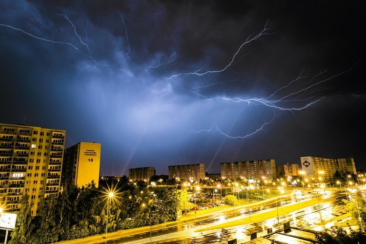 W piątek mogą wystąpić silne opady deszczu i burze.