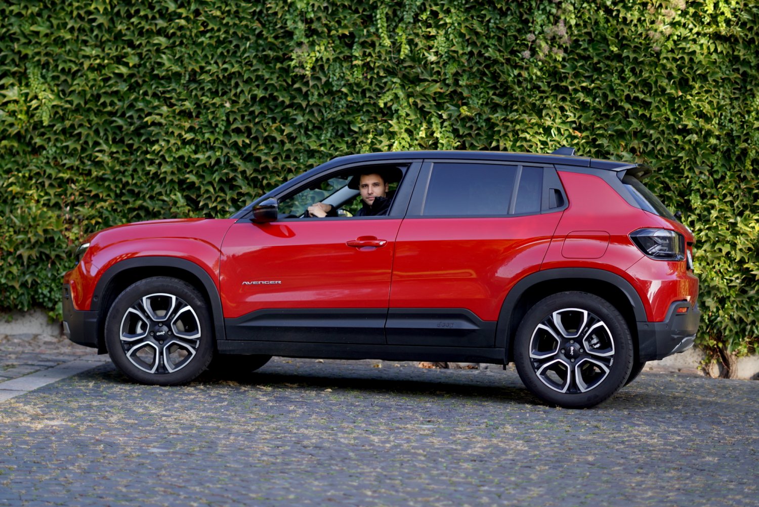 Jeep Avenger w wersji spalinowej ma swój urok, ale bywa irytujący.