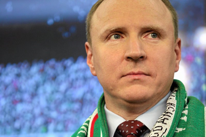 Jacek Kurski przyszedł na stadion Legii z flaga i szalikiem Lechii Gdańsk.