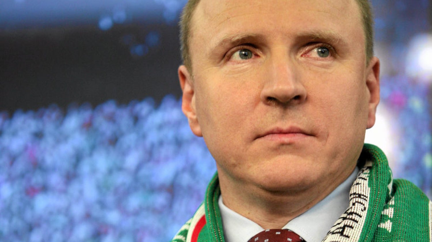 Jacek Kurski przyszedł na stadion Legii z flaga i szalikiem Lechii Gdańsk.