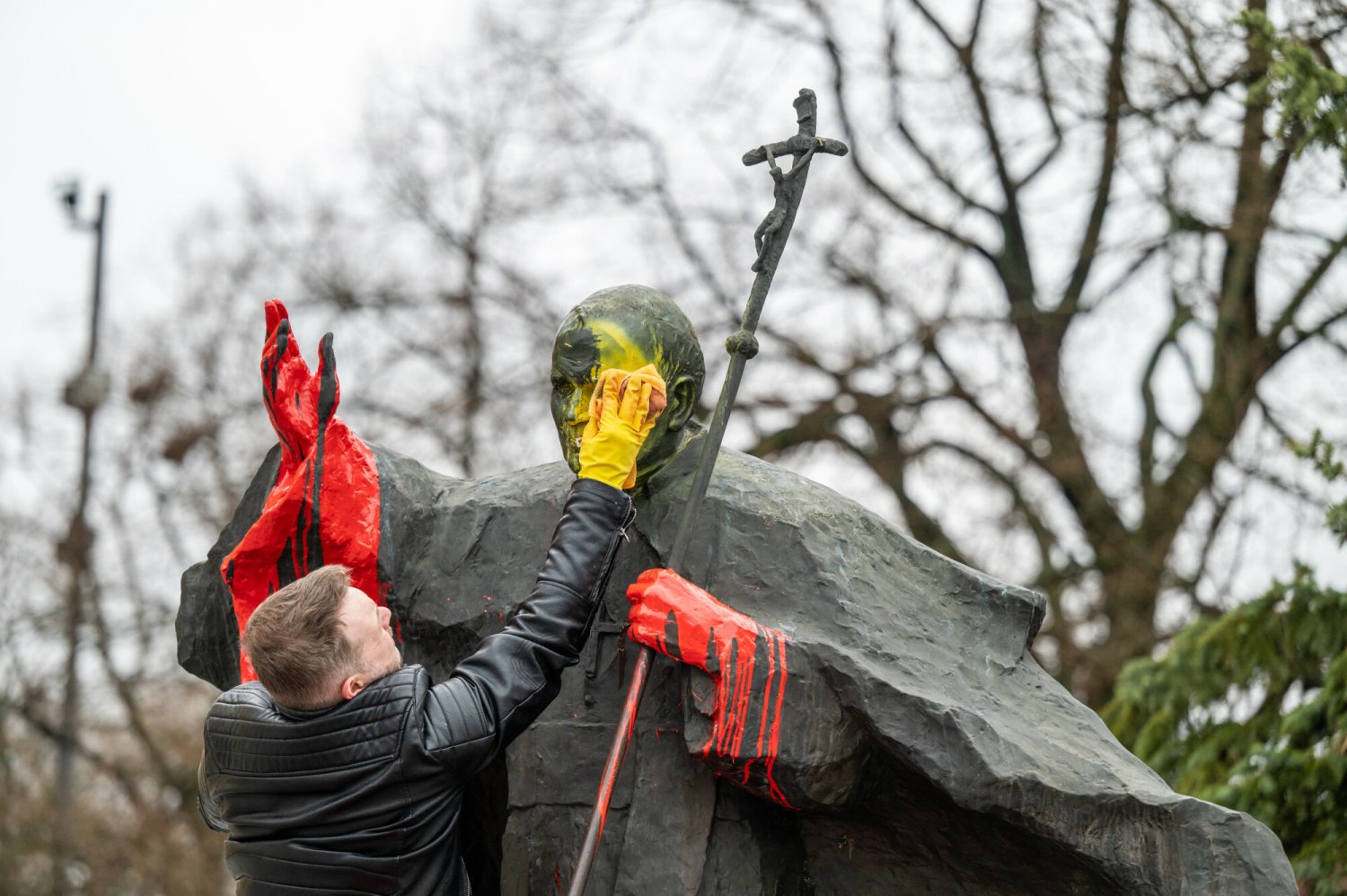 Łódzki metropolita o zniszczeniu pomnika papieża.