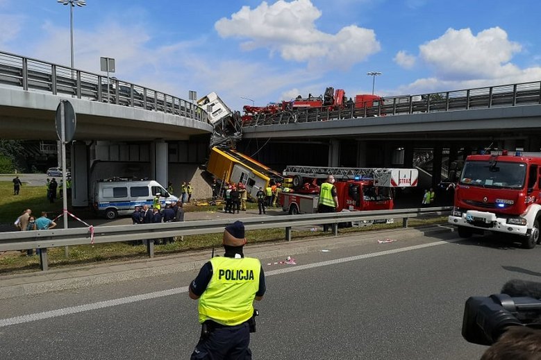 Autobus dosłownie rozerwał się na pół