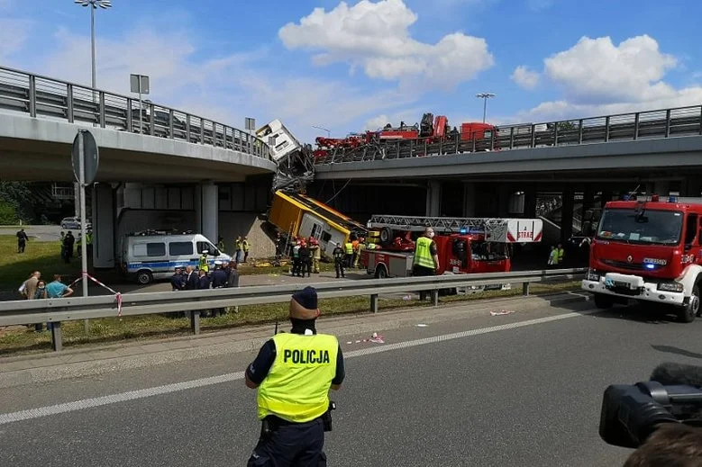 Autobus dosłownie rozerwał się na pół